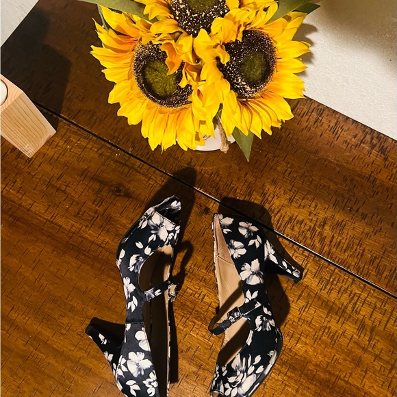 Naturalizer Women's Navy Floral Heels - Picture 7 of 7